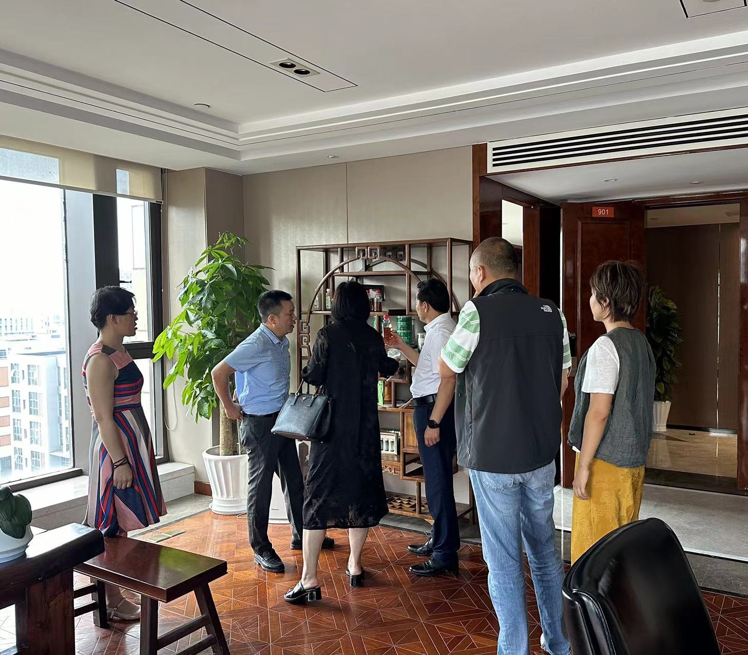 商務部進博會領導考察調研中農林草集團蘇州席卷信息科技有限公司